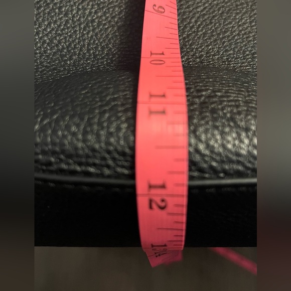 MICHAEL KORS Original Genuine Leather (Heidi) Medium-Sized Hobo Handbag. - Picture 10 of 13